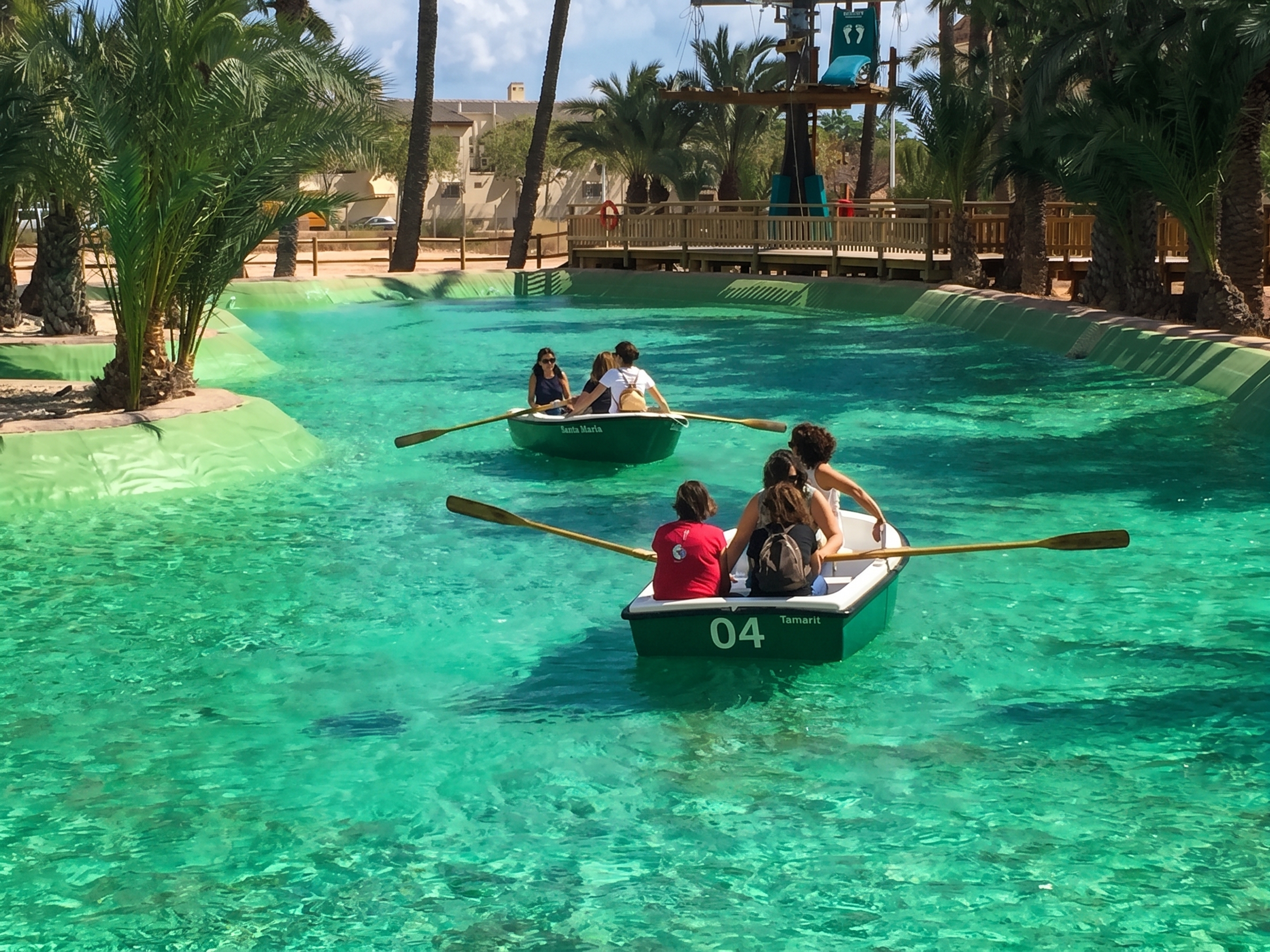 Familia navegando en barca por el lago del parque multiaventura de Elche