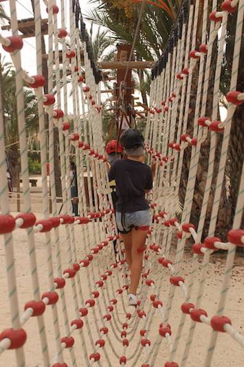 Puente de red del circuito junior del parque multiaventura de Elche