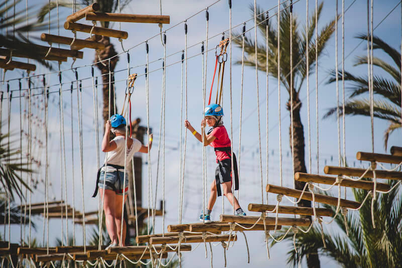 Circuito cadete a 7 metros de altura en el parque multiaventura de Elche