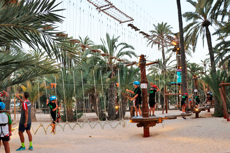 Grupo de amigos en el circuito infantil multiaventura de Elche