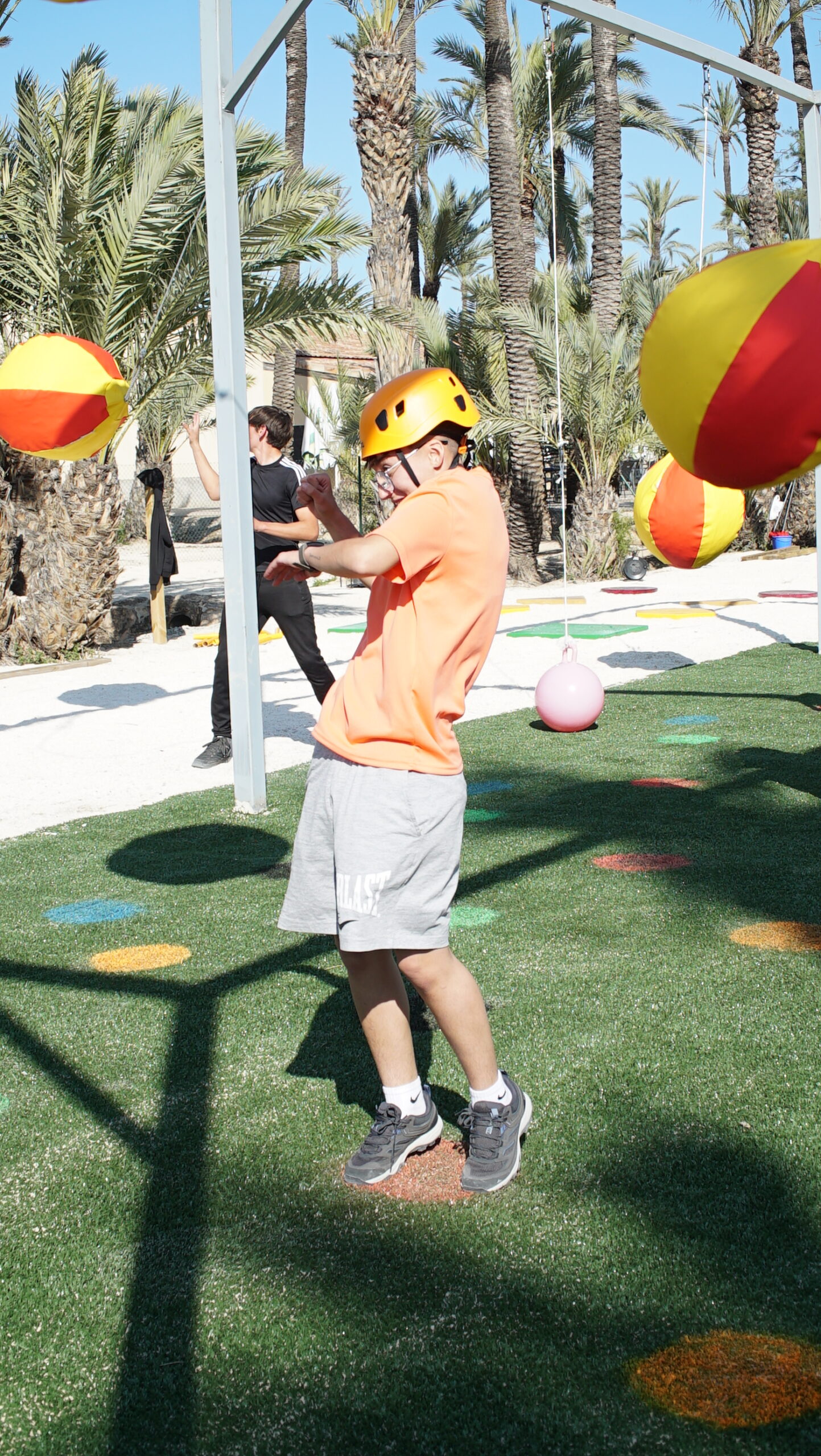 Grupo de niños en una fiesta de cumpleaños en el parque multiaventura de Elche