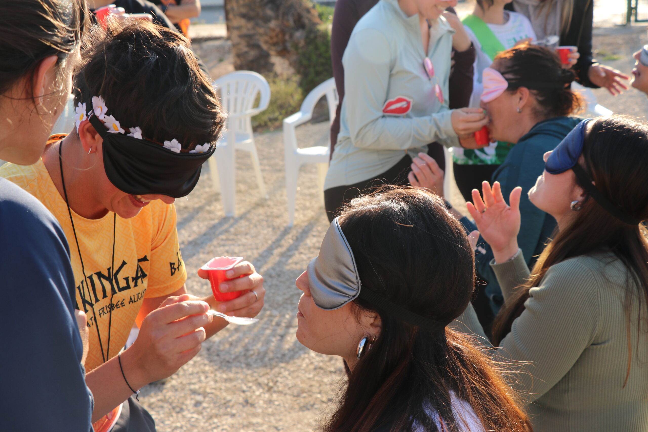 Amigos disfrutando de una despedida en el parque multiaventura de Elche