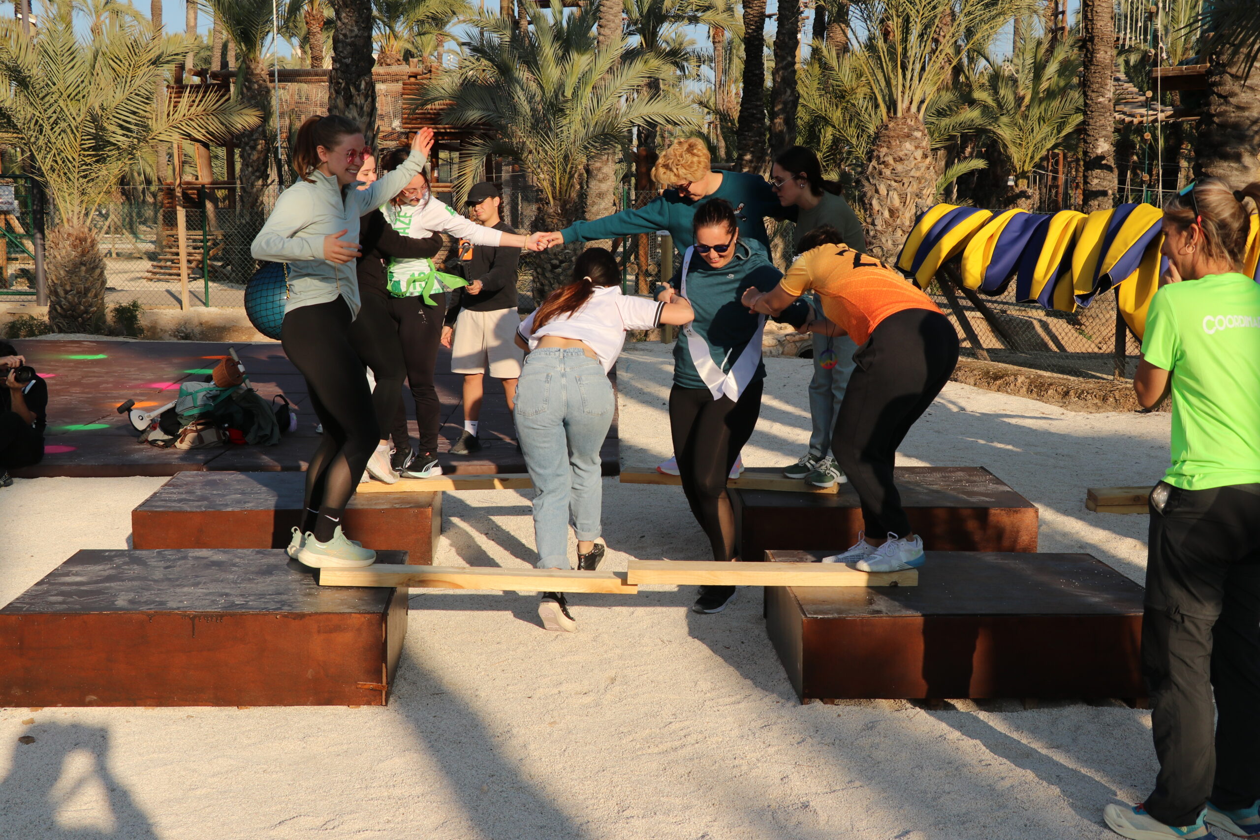 Grupo celebrando una despedida en el parque multiaventura de Elche