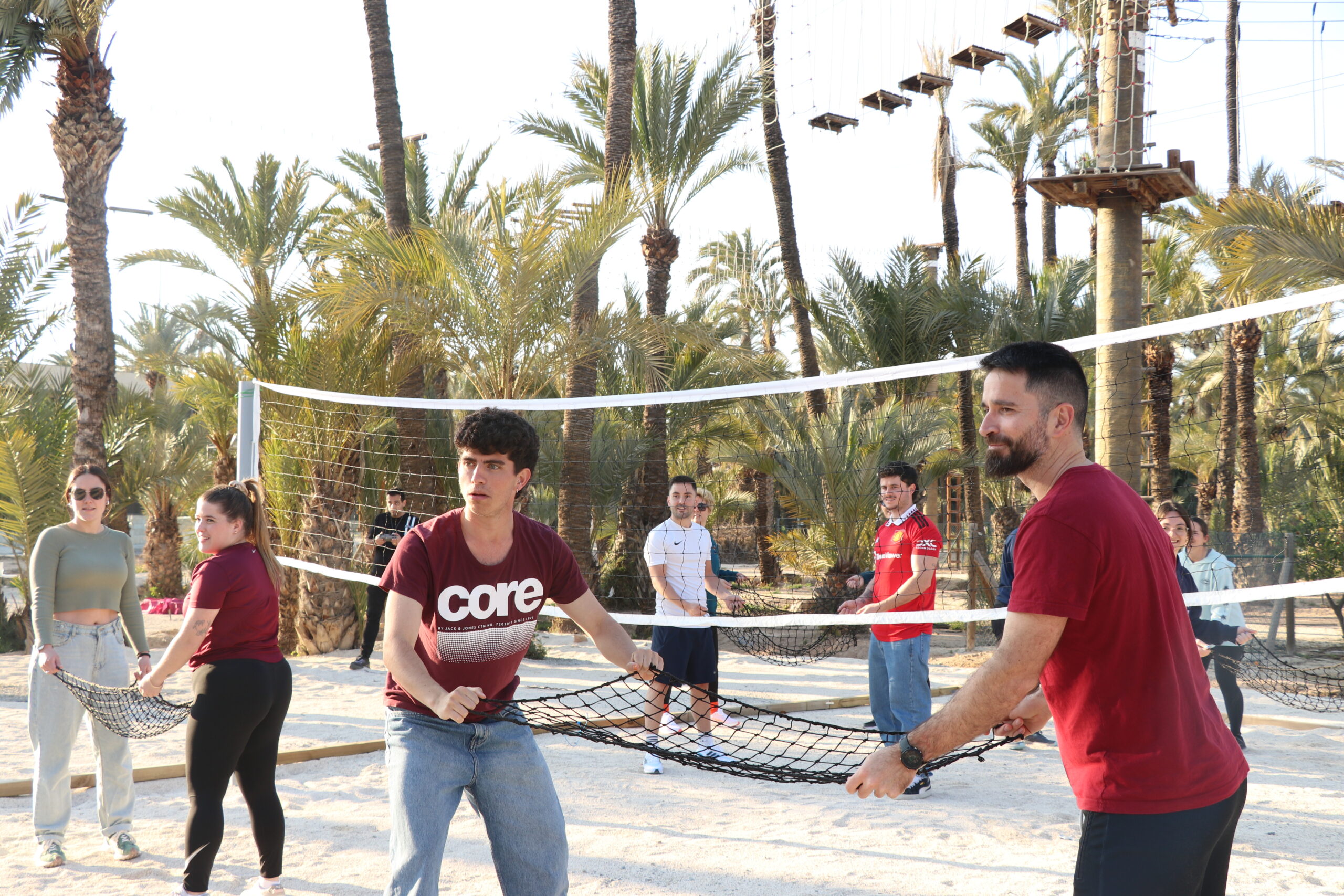 Equipo de trabajo participando en actividades de aventura en Elche
