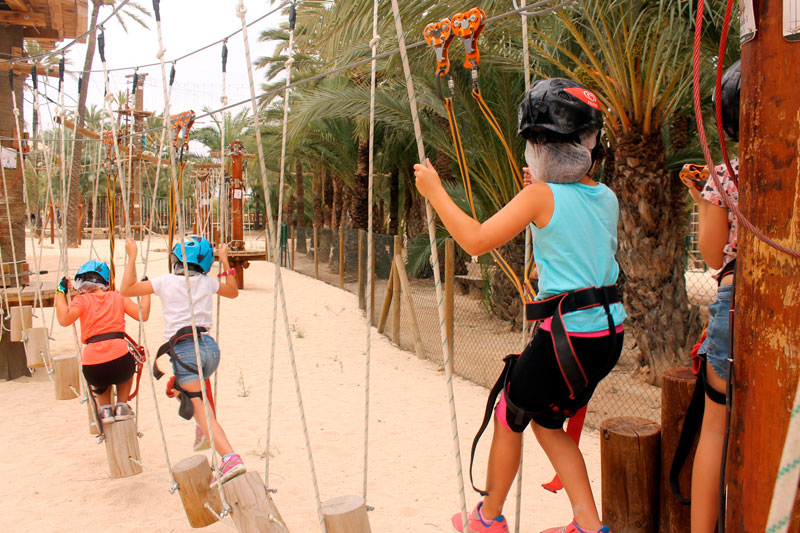 Grupo de escolares en el parque multiaventura de Elche