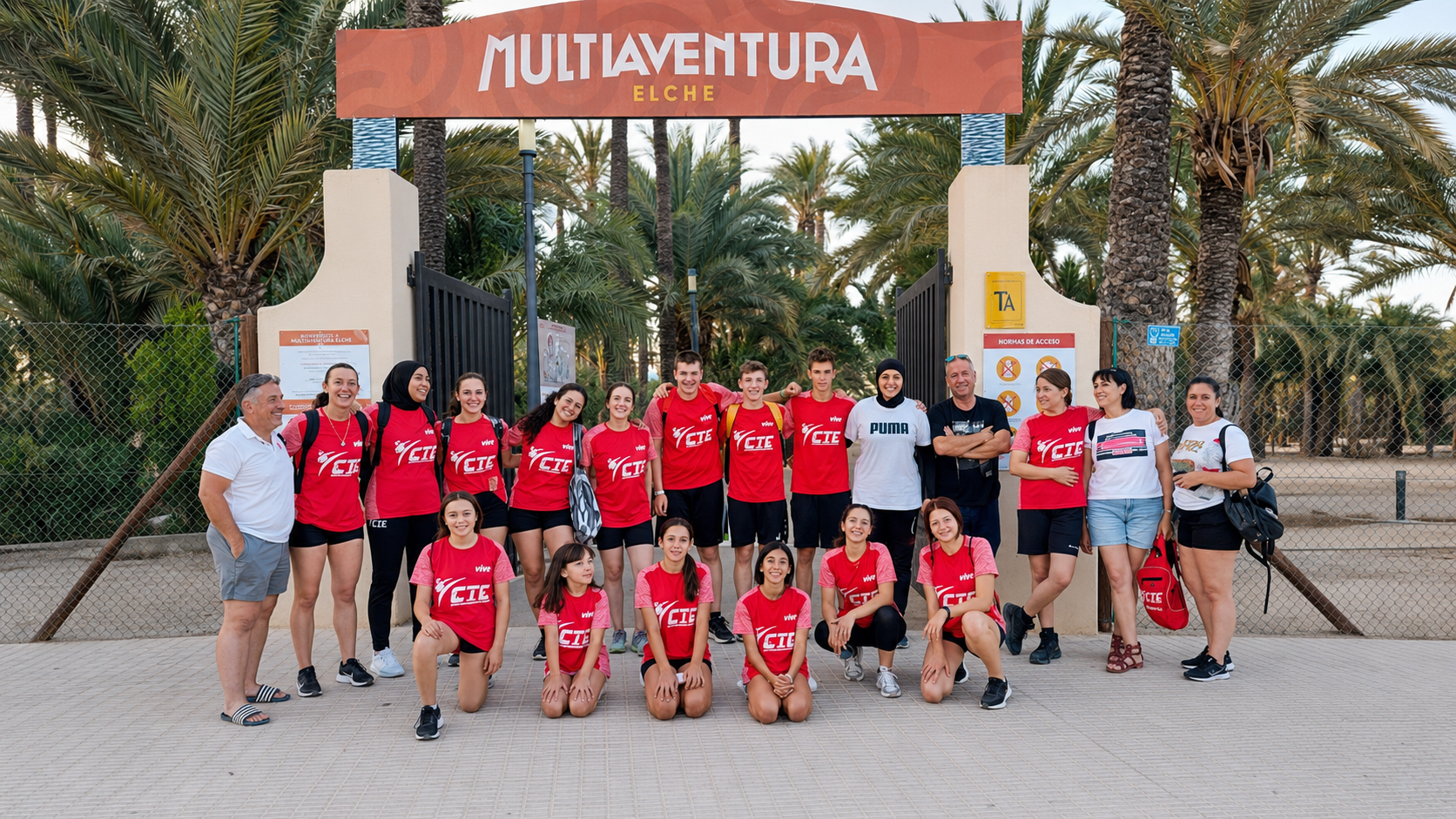 Niños de excursión escolar en el parque multiaventura de Elche