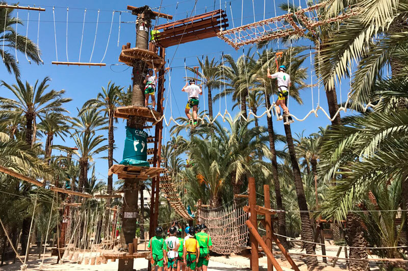 Circuito junior avanzado a 7 metros de altura en el parque multiaventura de Elche