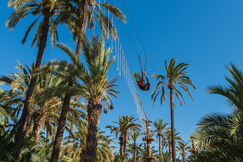 Recorrido de 220 metros de la tirolina gigante del parque multiaventura de Elche