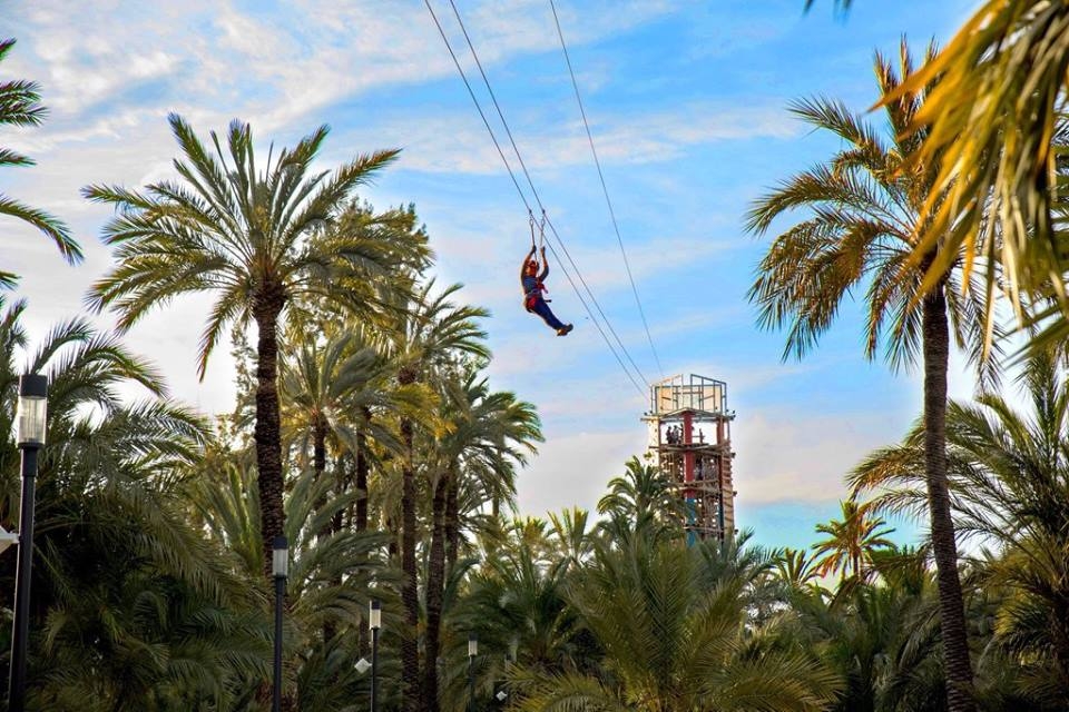 Tirolina gigante del parque multiaventura de Elche