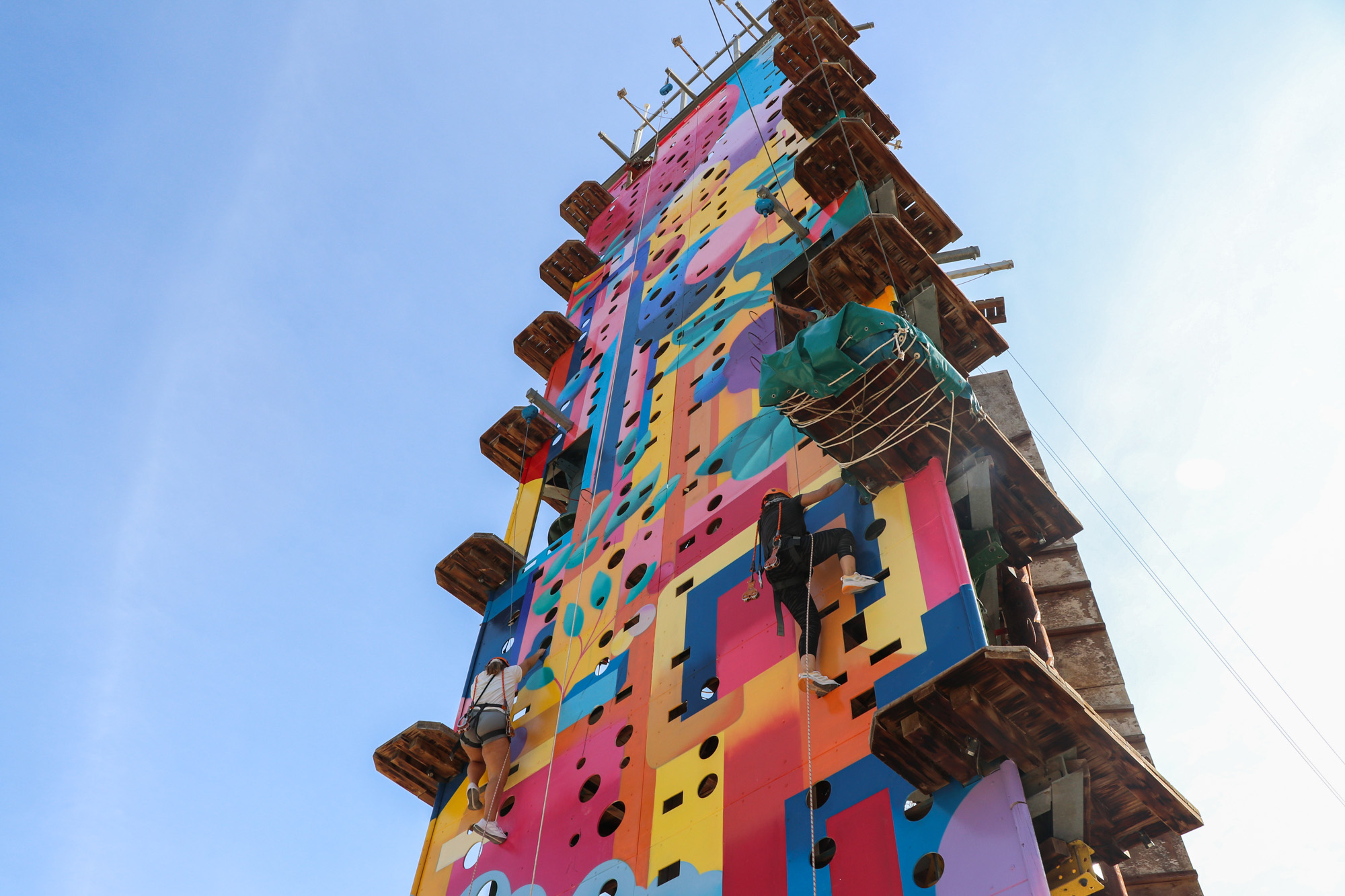 Torre de escalada del parque multiaventura de Elche